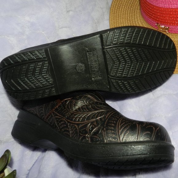 CUSHIONAIRE Clair Vegan Tooled Leather Comfort Clogs Women Brown 🆕📦🏃 💨⚡🚚 - Picture 8 of 15